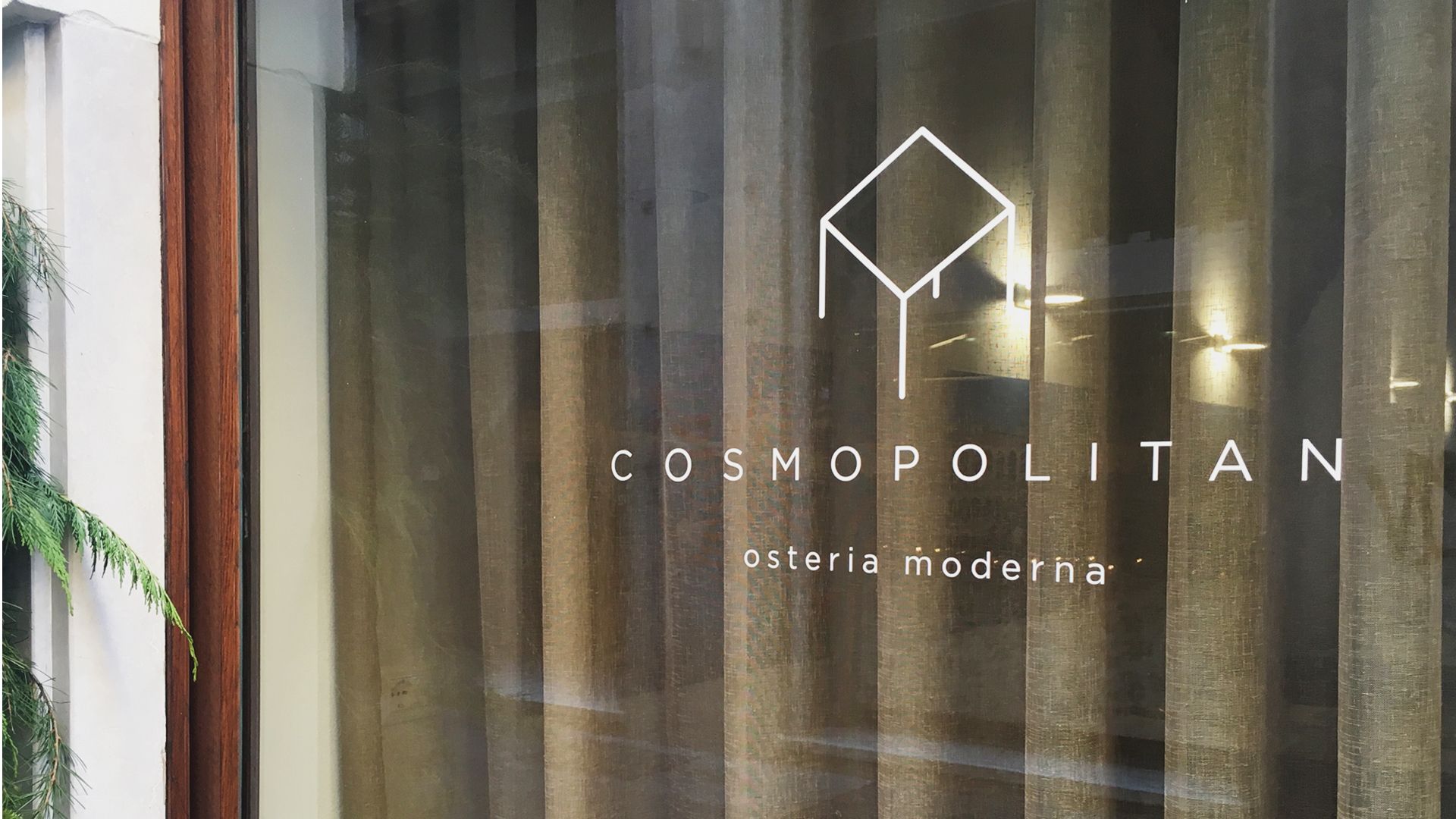Decorazione delle vetrine del ristorante Cosmopolitan con il logo