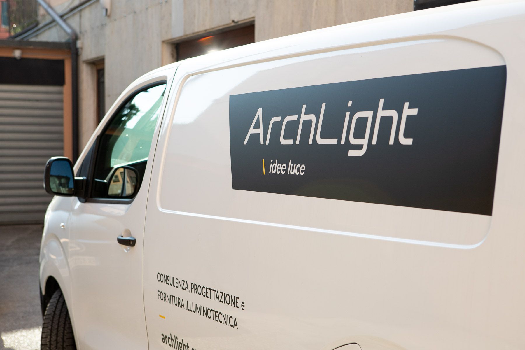 Fiancata furgone Archlight decorata con logo
